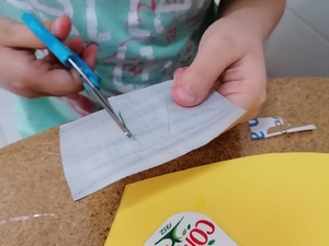 Recorte da letra A, desenhada no interior da embalagem Tetra Pak da marca Compal.