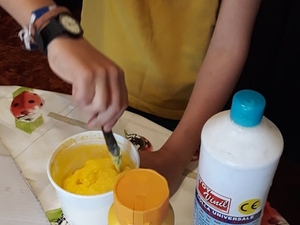 Mexer a pasta de papel(cola, papel e tinta amarela)