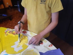 Colocar a pasta de papel nos continentes.