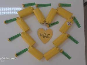 O trabalho transmite mensagens inerentes ao Dia da Mãe e é um contributo da reciclagem para a sustentabilidade.