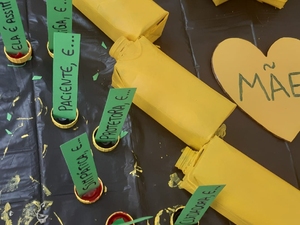 ... papéis, cordão, marcadores