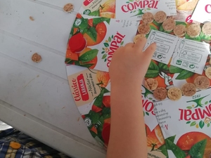 Colagem de rolhas de cortiça para formar um coração