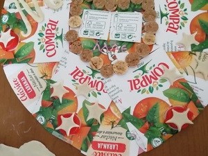 U7tilização de pasta de farinha para modelar estrelas e a palavra Mãe