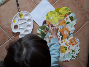 As crianças pintaram o coração com tinta amarela.