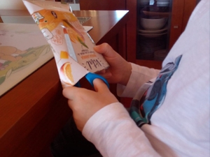 Aluno a recortar o pacote da Compal