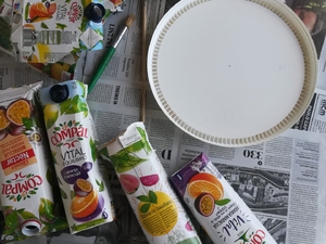 Embalagens tetra pak da marca Compal 
Tampa de balde de tinta
Lã
Cola
Tinta
Guardanapos