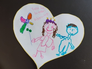 Coração com desenho e mensagem alusiva ao dia da mãe.