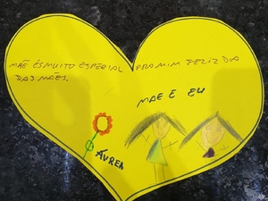 Coração amarelo com desenho e mensagem.