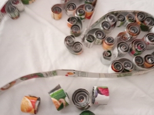 Começando a colocar os rolinhos feitos com as embalagens da Tetra Pak da marca Compal.