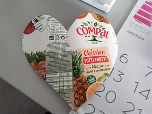 Coração realizado com uma embalagem da Compal