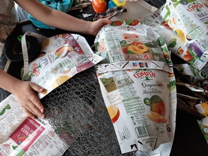 Colocação das embalagens Tetra Pak sobre a estrutura de rede.