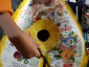 Pintura de alguns pormenores em acrílico de cor amarela.