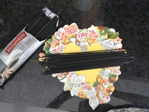 Processo de construção: seleção do material para identificar o tema, com a palavra 
“MÃE- massa linguine com tinta de choco;