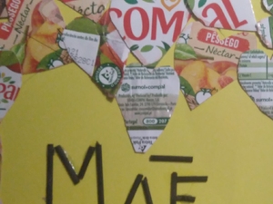 Pormenor do símbolo da embalagem tetra pak da Compal.