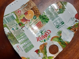 Coração elaborado com embalagens da Compal.