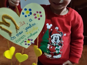 Aluno com o Coração Amarelo  que realizou com a ajuda da mãe. Uma das faces tem a mensagem que o aluno dedicou à mãe.