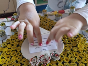 Colocação da mensagem do Dia da Mãe e contributo para a sustentabilidade, no interior  do coração amarelo,