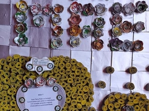 Palavra "Mãe" formada com flores construídas com recurso à reutilização de embalagens Tetra Pak/Compal.
