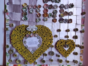 Trabalho final "No Dia da Mãe o Coração é Amarelo" - trabalho realizado com recurso à reutilização de embalagens Tetra Pak/Compal.