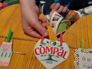 O aluno coloca o símbolo da Compal no estendal.