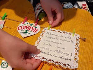 O aluno coloca a mensagem no estendal.