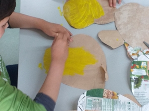 Fase de confeção - pintura em amarelo da face interior das embalagens.
