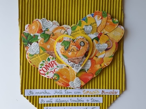 Trabalho final do coração amarelo transformado em uma bandeirola para o dia da Mãe.
