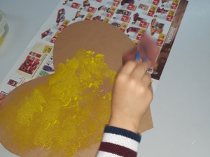 Colorimos de amarelo, o coração que recortámos, de uma caixa de bolo de aniversário.