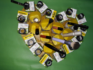 O nosso coração amarelo, com as maquilhagens, organizadas.