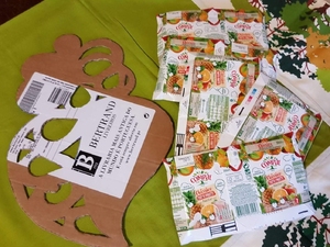 Materiais utilizados (apenas embalagens compal tetra pak (grandes e pequenas). Materiais acessórios: tesoura, x-ato, papel vegetal e cola UHU.