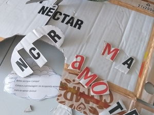 Desenhamos e recortamos o coração no cartão das embalagens
Abrimos as embalagem do sumo Compal e recortarmos os símbolos da Tetra Pak, FSC, letras da palavra Compal e árvore do logotipo da marca e fizemos também palavras, construidas com as letras recort