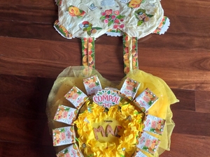 Decoramos co os símbolos da Tetra Pak, FSC e a palavra TERRA - MÃE -CORAÇÂO (com as letras recortadas dos cartões e da palavra Compal)
Fizemos pesquisas dos 7 R´s da sustentabilidade e fizemos as mensagens explicativas dos 7 R´s
 Fizemos poemas relacion