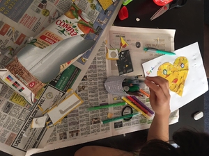 Arrumação do material - no final do trabalho temos que arrumar o material e deitar para o ecoponto amarelo todos os restos da embalagem que recortámos.
