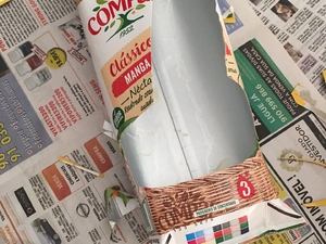 Material e metodologia- A aluna usou um pacote de sumo da Compal. Cortou todas as partes amarelas e juntando-as construiu um coração inteiramente amarelo.