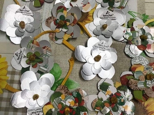 Flores presas no fio