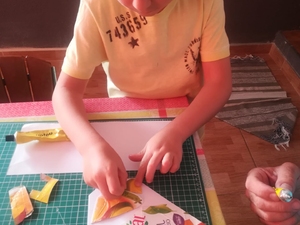 O aluno a fazer colagens!