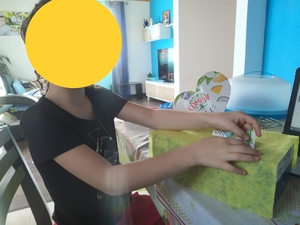 Colando o coração na caixa de papel.