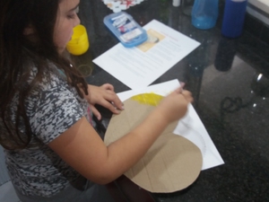 Pintura do coração de papelão com guache amarelo.