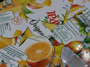 Pormenores das embalagens da tetra pak da marca compal.