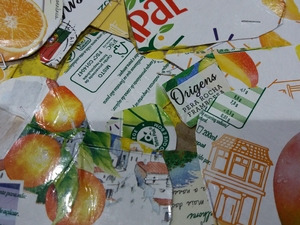 Pormenores das embalagens da tetra pak da marca compal.