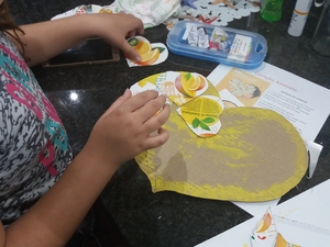 Colagem dos corações pequenos recortados das embalagens da tetra pak da marca compal.