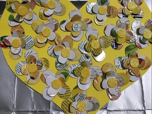 O coração decorado com as flores recortadas das embalagens Tetra Pak, da marca "Compal".