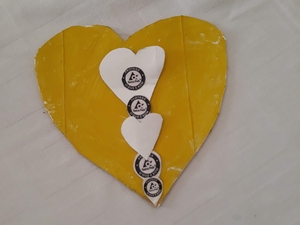 "Amar em amarelo" - Participação, em família, no concurso Dia da mãe. Trabalho realizado por uma aluna da turma M3, utilizando embalagens de sumo, material este que era o que estava disponível em casa.