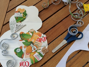 colar as frutas da embalagem do compal.