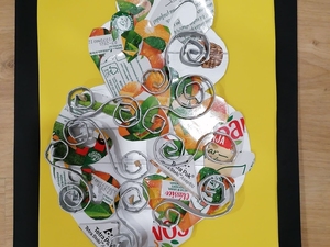 Trabalho com os símbolo da tetra pak colado e visível.