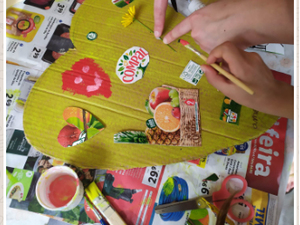 Colagem de elementos das embalagens da Compal e pinturas.