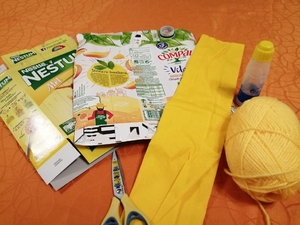 Material utilizado - caixa de cereais para base, embalagem compal, cola, lã amarela.