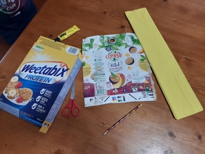 Material utilizado: caixa de cartão de cereais para fazer a base do coração, embalagem de Compal, papel crepe, cola.