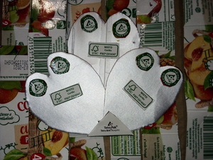 4- recorte e colagem de 3 corações com os símbolos Tetra Pak;