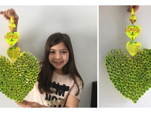 Foto 5 – Exibição pela sua autora, Leonor Malta, do coração já finalizado e à direita somente o resultado final, o coração: “ SIM, NO DIA DA MÃE O CORAÇÃO É AMARELO PARA QUEM AMA A MÃE NATUREZA!”. Um trabalho inspirado no coração de Viana e na obra de Joa